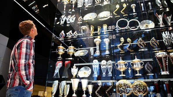Sebastian Vettel u vitríny s trofejemi stáje F1 Red Bull. Šedesát cenných pohárů nyní odcizili neznámí zloději. Sebastian Vettel u vitríny s trofejemi stáje F1 Red Bull. Šedesát cenných pohárů nyní odcizili neznámí zloději.