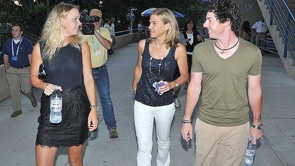 Caroline Wozniacká (zcela vlevo) a Rory McIlroy v New Yorku. Caroline Wozniacká (zcela vlevo) a Rory McIlroy v New Yorku.