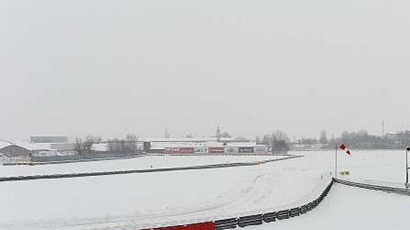 Trať v Fioranu pokryl sníh, takže avizované představení monopostu Ferrari se nekonalo. Trať v Fioranu pokryl sníh, takže avizované představení monopostu Ferrari se nekonalo.