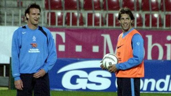 Útočník Ruud Van Nistelrooy (uprostřed) se spoluhráči Útočník Ruud Van Nistelrooy (uprostřed) se spoluhráči
