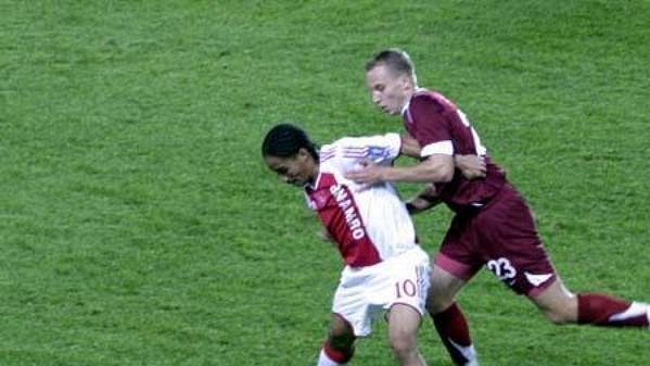 Sparťan Michal Kadlec (vpravo) v souboji s Pienaarem z Ajaxu Amsterdam. Sparťan Michal Kadlec (vpravo) v souboji s Pienaarem z Ajaxu Amsterdam.