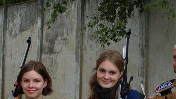 Mistryně světa Kateřina Kůrková se sestrou Alenou (vlevo) a otcem-trenérem Petrem Kůrkou. Mistryně světa Kateřina Kůrková se sestrou Alenou (vlevo) a otcem-trenérem Petrem Kůrkou.