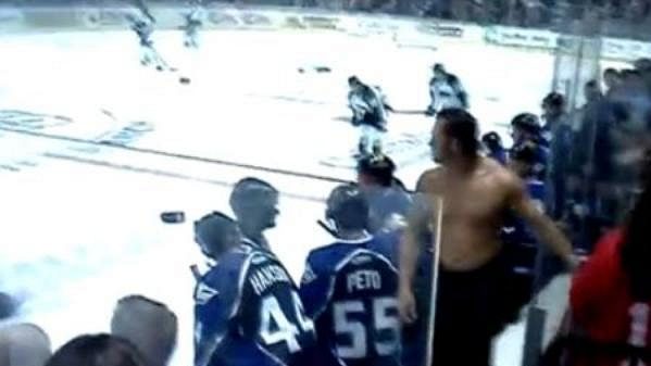 Napůl svlečený a hodně rozzuřený byl kouč hokejistů Colorada v CHL. Napůl svlečený a hodně rozzuřený byl kouč hokejistů Colorada v CHL.
