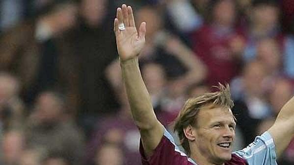 Teddy Sheringham se v zápase proti Charltonu stal nejstarším hráčem Premier league. Teddy Sheringham se v zápase proti Charltonu stal nejstarším hráčem Premier league.