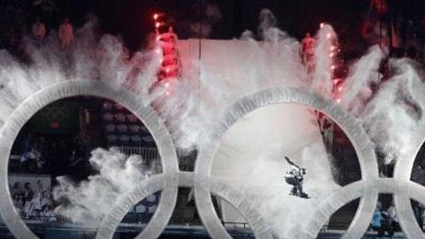 Snowboardista, po jehož příjezdu začal slavnostní ceremoniál. Snowboardista, po jehož příjezdu začal slavnostní ceremoniál.