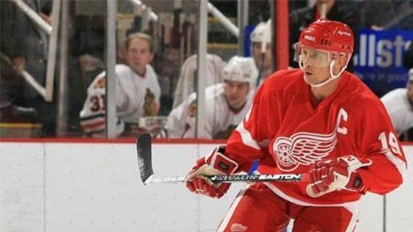 Kapitán hokejistů Detroitu Steve Yzerman. Kapitán hokejistů Detroitu Steve Yzerman.