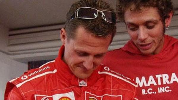 Bývalý pilot formule 1 Michael Schumacher a motocyklový závodník Valentino Rossi (ilustrační foto) Bývalý pilot formule 1 Michael Schumacher a motocyklový závodník Valentino Rossi (ilustrační foto)