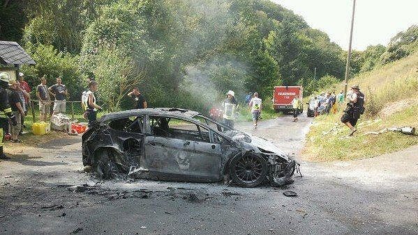 Ohořelý vrak vozu posádky Martin Prokop - Zdeněk Hrůza Ohořelý vrak vozu posádky Martin Prokop - Zdeněk Hrůza