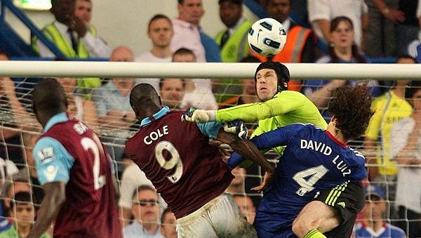 Petr Čech je pro Chelsea nepostradatelný, zopakoval trenér Mourinho Petr Čech je pro Chelsea nepostradatelný, zopakoval trenér Mourinho