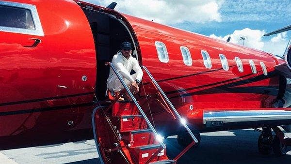 Lewis Hamilton donedávna užíval své soukromé letadlo. Lewis Hamilton donedávna užíval své soukromé letadlo.