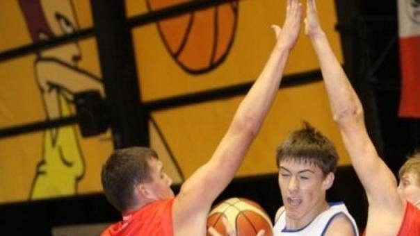 Basketbalista Ondřej Balvín (v bílém) Basketbalista Ondřej Balvín (v bílém)