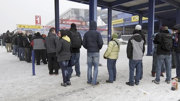 Zájemci o lístky na Chelsea vytvořili v pondělí před letenskými pokladnami dlouhou frontu. Zájemci o lístky na Chelsea vytvořili v pondělí před letenskými pokladnami dlouhou frontu.