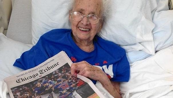Američanka Mabel Ballová se dočkala triumfu týmu Chicago Cubs. Američanka Mabel Ballová se dočkala triumfu týmu Chicago Cubs.