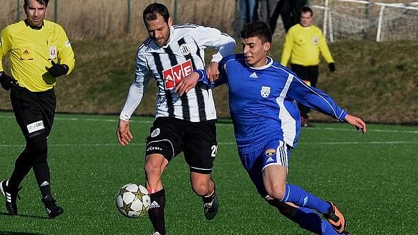 Ondřej Herzán (vlevo) v dresu Českých Budějovic v přípravném utkání proti Znojmu. Ondřej Herzán (vlevo) v dresu Českých Budějovic v přípravném utkání proti Znojmu.