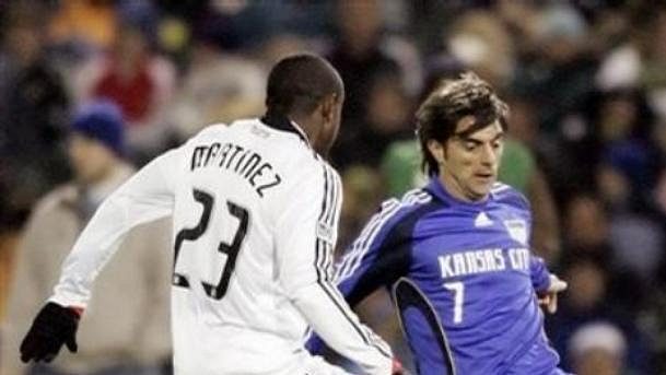 Hráč Kansasu Claudio Lopez obehrává obránce DC United Gonzala Martineze. Hráč Kansasu Claudio Lopez obehrává obránce DC United Gonzala Martineze.
