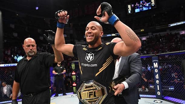 Ciryl Gane se stal prozatímním držitelem titulu těžké váhové kategorie UFC. Ciryl Gane se stal prozatímním držitelem titulu těžké váhové kategorie UFC.