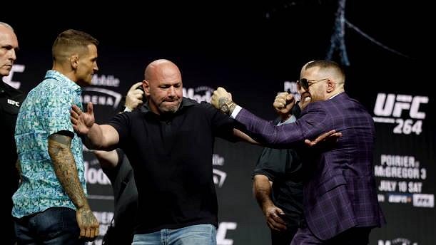 Conor McGregor (vpravo) a Dustin Poirier před třetím vzájemným duelem na turnaji UFC 264. Conor McGregor (vpravo) a Dustin Poirier před třetím vzájemným duelem na turnaji UFC 264.