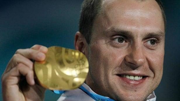 Bývalý běloruský akrobatický skokan na lyžích Alexej Grišin prodal své olympijské medaile. Bývalý běloruský akrobatický skokan na lyžích Alexej Grišin prodal své olympijské medaile.