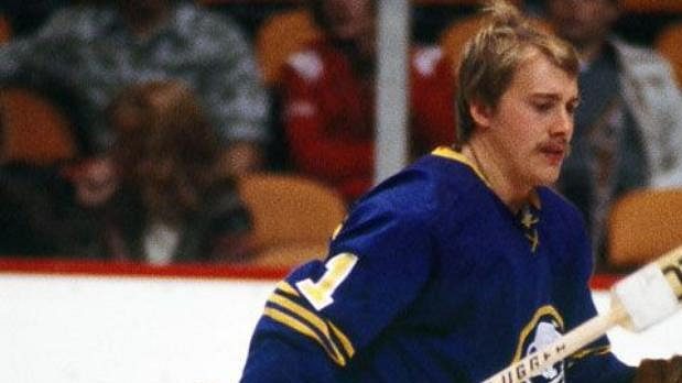 Don Edwards na archivním snímku z roku 1980 v dresu Buffala Sabres. Don Edwards na archivním snímku z roku 1980 v dresu Buffala Sabres.