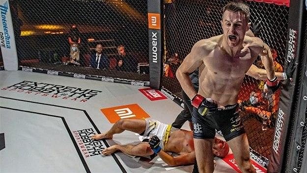Andrej Kalašnik se raduje z vítězství proti Johnsenovi. Andrej Kalašnik se raduje z vítězství proti Johnsenovi.