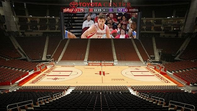 Obří kostka s hranou v délce 18 metrů bude zářit nad hlavami basketbalistů Houstonu Rockets. Obří kostka s hranou v délce 18 metrů bude zářit nad hlavami basketbalistů Houstonu Rockets.