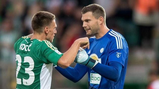 Fotbalisté Boheminas Milan Kocič (vlevo) a Tomáš Fryšták oslavují remízu 0:0 se Slavií. Fotbalisté Boheminas Milan Kocič (vlevo) a Tomáš Fryšták oslavují remízu 0:0 se Slavií.