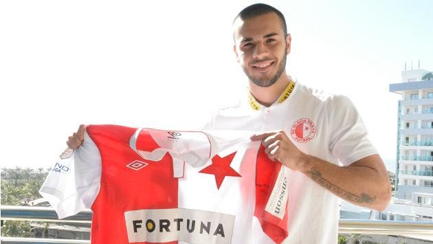 Krizstián Tamás v Turecku poprvé pózuje se slávistickým dresem. Krizstián Tamás v Turecku poprvé pózuje se slávistickým dresem.
