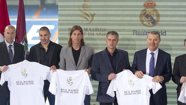 Zleva Zinedine Zidane, Karim Benzema, Sergio Ramos, a trenér Realu José Mourinho (druhý zprava) při prezentaci resortu Zleva Zinedine Zidane, Karim Benzema, Sergio Ramos, a trenér Realu José Mourinho (druhý zprava) při prezentaci resortu