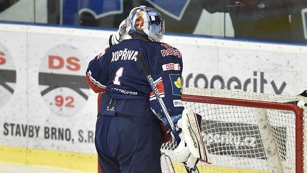 Brankář Miroslav Kopřiva po inkasovaném gólu v Brně. Brankář Miroslav Kopřiva po inkasovaném gólu v Brně.