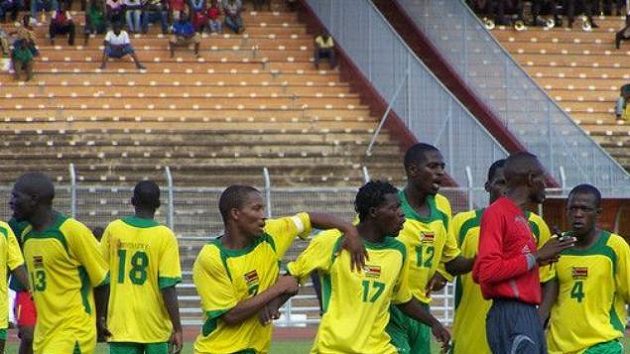 Do úplatkářské aféry je zapletena polovina hráčů současné reprezentace Zimbabwe. Do úplatkářské aféry je zapletena polovina hráčů současné reprezentace Zimbabwe.