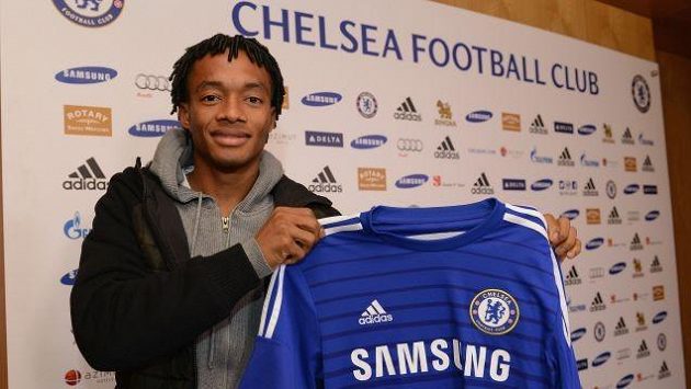 Juan Cuadrado pózuje s dresem Chelsea Juan Cuadrado pózuje s dresem Chelsea