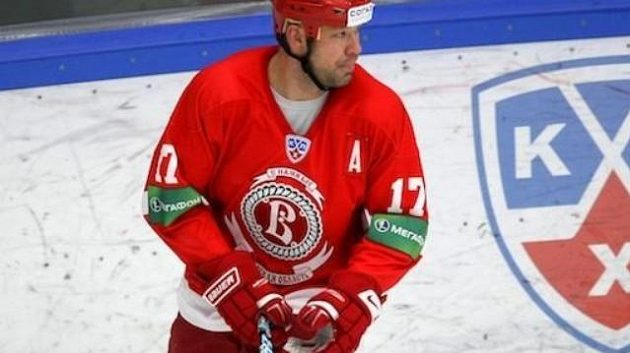 Útočník hokejistů Viťjaz Čechov Chris Simon Útočník hokejistů Viťjaz Čechov Chris Simon