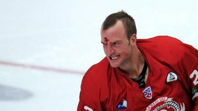 Hokejový bitkař ve službách Čechova Kip Brennan. Hokejový bitkař ve službách Čechova Kip Brennan.