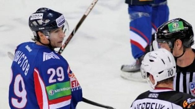 Roman Červenka (vpravo) v rozpravě s Denisem Chlystovem z Magnitogorsku Roman Červenka (vpravo) v rozpravě s Denisem Chlystovem z Magnitogorsku