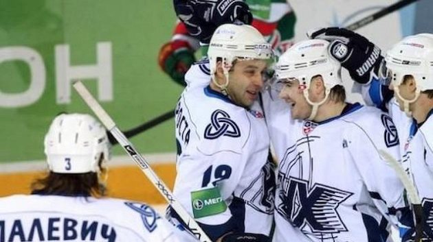 Hokejisté Neftěchimiku Nižněkamsk se radují z gólu. Archivní foto. Hokejisté Neftěchimiku Nižněkamsk se radují z gólu. Archivní foto.