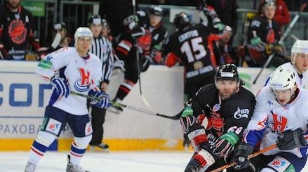 Jaromír Jágr (vlevo) v souboji s Leošem Čermákem z Novosibirsku Jaromír Jágr (vlevo) v souboji s Leošem Čermákem z Novosibirsku