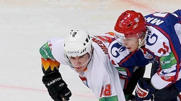 Igor Misko (vpravo) při jednom z hokejových soubojů Igor Misko (vpravo) při jednom z hokejových soubojů