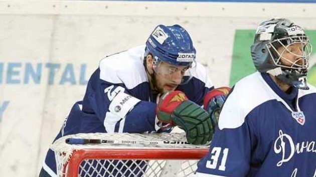 Hokejisté Dynama Moskva Sergej Zinovjev (vlevo) a Vitalij Jeremejev Hokejisté Dynama Moskva Sergej Zinovjev (vlevo) a Vitalij Jeremejev