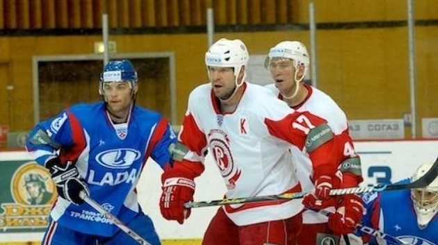 Hokejisté Toljatti (v modrém) v zápase s Čechovem Hokejisté Toljatti (v modrém) v zápase s Čechovem