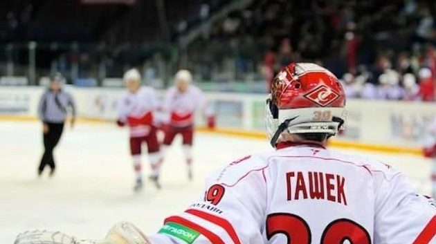 Gólman Spartaku Dominik Hašek utkání s Omskem nedochytal. Gólman Spartaku Dominik Hašek utkání s Omskem nedochytal.