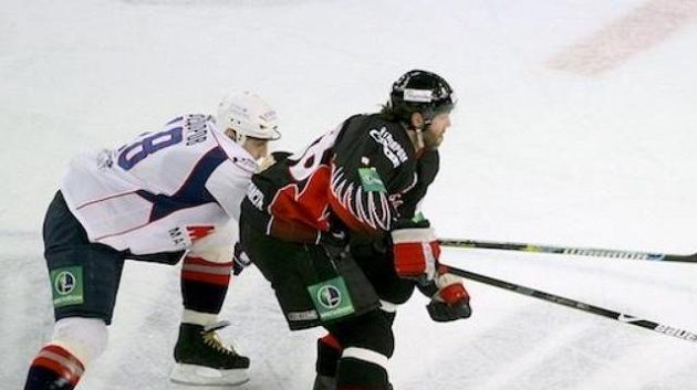 Sergej Fjodorov (vlevo) v souboji s Jaromírem Jágrem Sergej Fjodorov (vlevo) v souboji s Jaromírem Jágrem