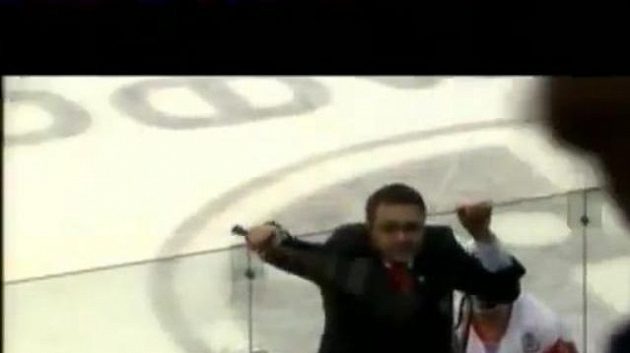 Trenér Čechova napadl fanoušky Minsku hokejkou. Trenér Čechova napadl fanoušky Minsku hokejkou.