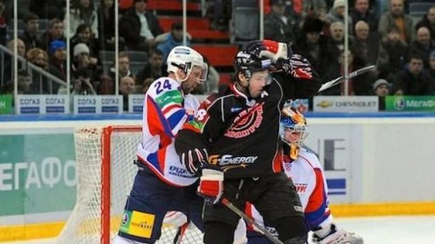Jaromír Jágr z Omsku před brankou Magnitogorsku. Jaromír Jágr z Omsku před brankou Magnitogorsku.