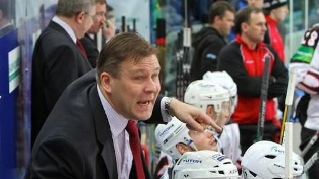 Raimo Summanen před rokem na střídačce Omsku. Raimo Summanen před rokem na střídačce Omsku.