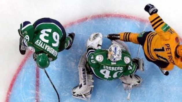Hráč Atlantu Petrov v brankovišti Ufy s brankářem Ersbergem a obráncem Kondratěvem Hráč Atlantu Petrov v brankovišti Ufy s brankářem Ersbergem a obráncem Kondratěvem