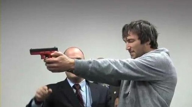 Alexander Ovečkin míří pistolí při Team Buildingu hokejistů Washingtonu. Alexander Ovečkin míří pistolí při Team Buildingu hokejistů Washingtonu.