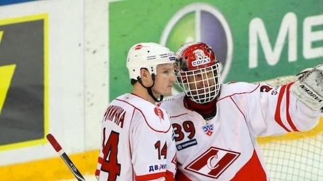 Dominik Hašek se spoluhráčem Růžičkou ze Spartaku Moskva Dominik Hašek se spoluhráčem Růžičkou ze Spartaku Moskva
