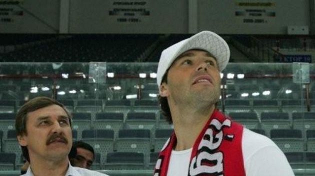 Jaromír Jágr si prohlíží zimní stadión v Omsku. Jaromír Jágr si prohlíží zimní stadión v Omsku.