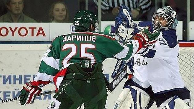 Danis Zaripov z Kazaně před brankářem Dynama Vitalijem Jeremejevem Danis Zaripov z Kazaně před brankářem Dynama Vitalijem Jeremejevem