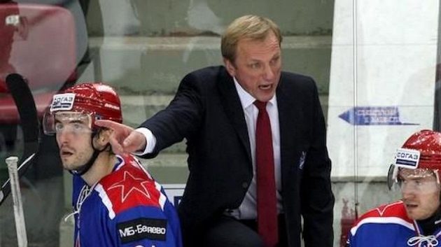 Trenér CSKA Sergej Němčinov s českými hokejisty Petrem Čáslavou (vlevo) a Tomášem Netíkem Trenér CSKA Sergej Němčinov s českými hokejisty Petrem Čáslavou (vlevo) a Tomášem Netíkem